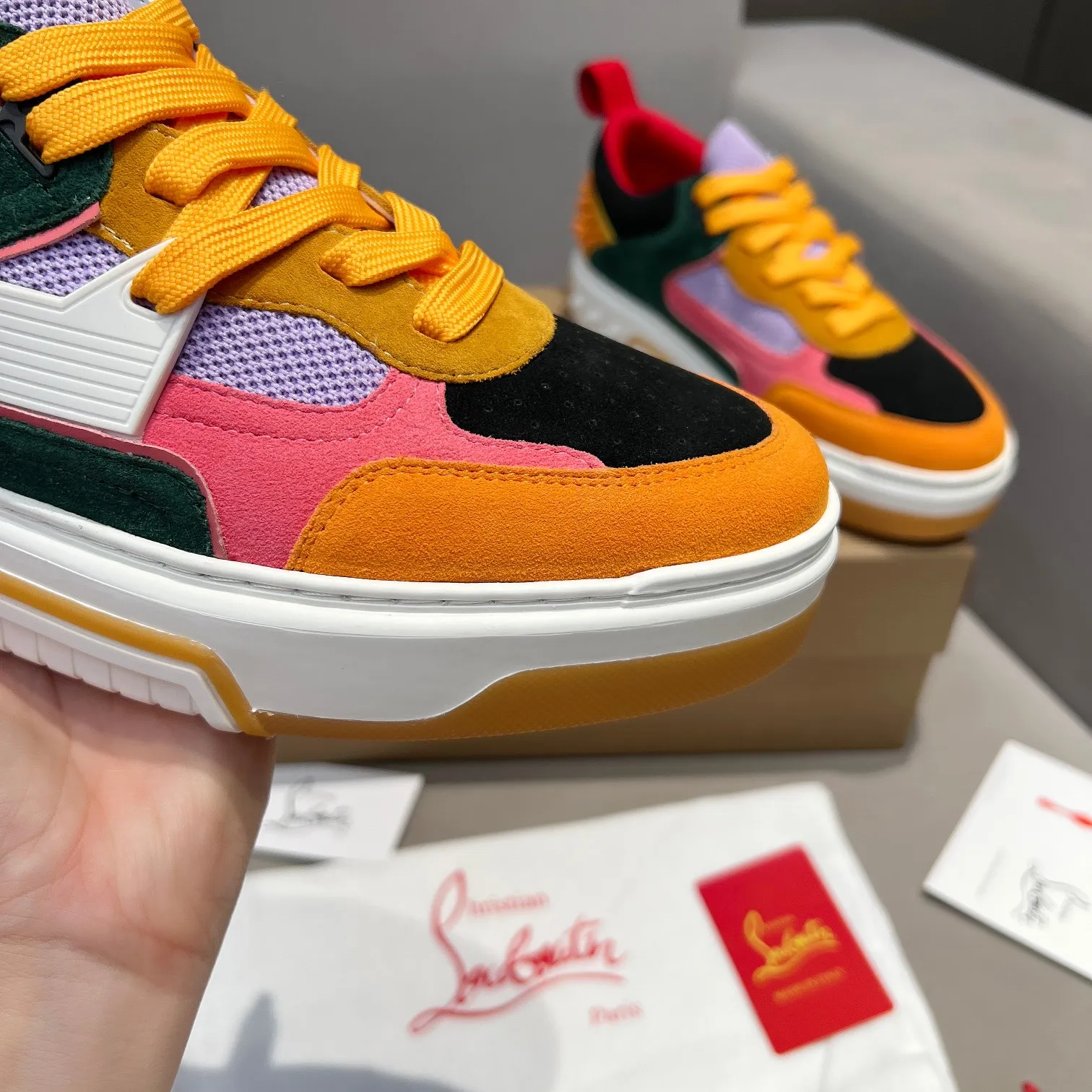 Men's shoes 💰700 🌹🌹🌹̋ Wang Junkai Yang Mi Zhang Jingyi Xu Kai Ding Chengxin Chen Muchi Wang Ziyi Same style Christian Louboutin 2024 [New product] ASTROLOUBI unisex thick-soled sneakers red-soled shoes perfectly integrate fashion and sports. The fabrics are made of luxurious calfskin, soft suede, smooth satin and laminated leather, and the back is decorated with classic rivets.  The interior is blended with a knitted tongue for added durability, breathability and quick-drying comfort.  The outsole is made of a combination of EVA foam and imported rubber, and the colorful CL iconic letters on the side of the outsole show the brand's unique style.  It is a ceiling-level comfortable skate shoe! ! !  Available in five colors, currently male sizes 39--45 and female sizes 35--40